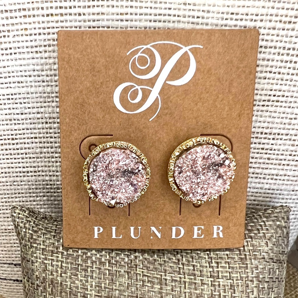 *RETIRED & NIB* Evee Studs